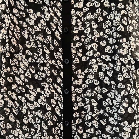 NWT  Skull Print Sleeveless Blouse S - Picture 2 of 7